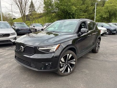 Used 2023 Volvo XC40 B5 Plus w/ Climate Package AWD/4WD image 1