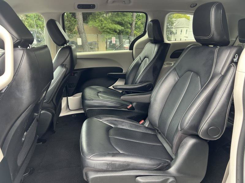 Used 2024 Chrysler Pacifica Limited FWD image 8