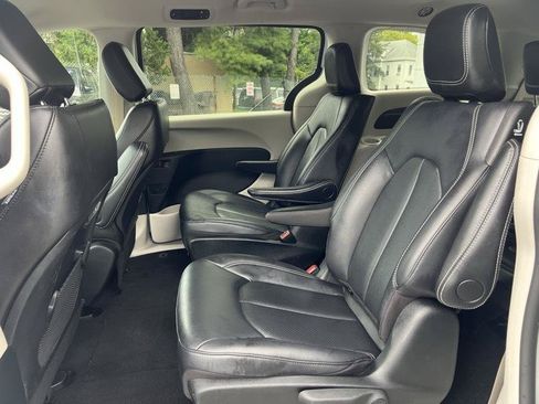 Used 2024 Chrysler Pacifica Limited FWD image 8