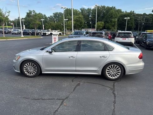 Used 2017 Volkswagen Passat 1.8T SE FWD image 4