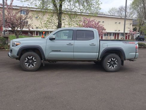 Used 2022 Toyota Tacoma TRD Off-Road w/ Technology Package image 3