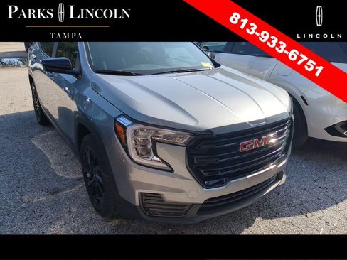 Used 2024 GMC Terrain SLE w/ Driver Convenience Package FWD image 3