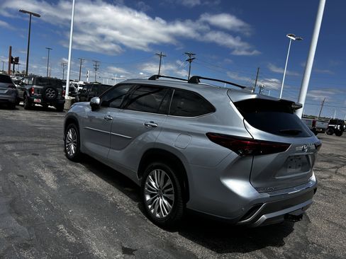 Used 2023 Toyota Highlander Platinum FWD image 3