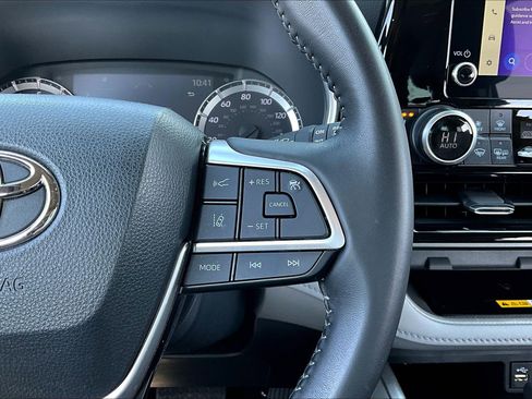 Used 2023 Toyota Highlander XLE image 12