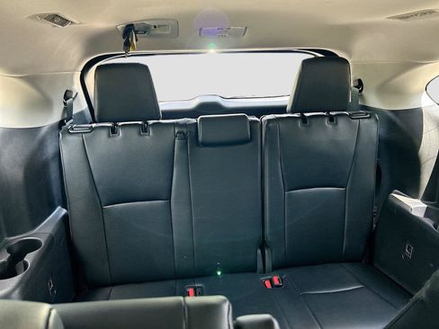 Used 2024 Toyota Highlander XLE FWD image 22