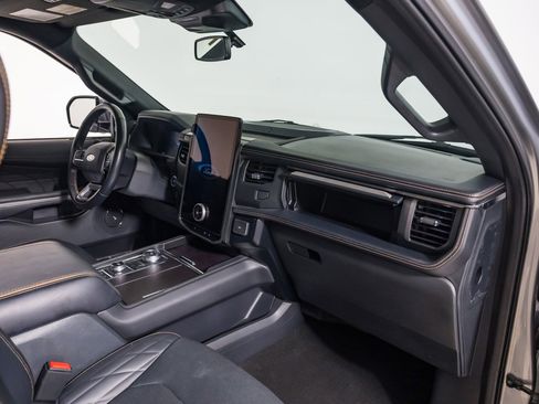 Used 2024 Ford Expedition Platinum image 26