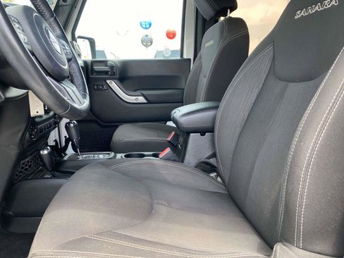 Used 2018 Jeep Wrangler Sahara w/ Connectivity Group AWD/4WD image 13