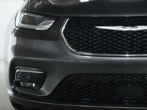 Used 2023 Chrysler Pacifica Touring-L image 6