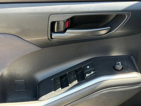 Used 2021 Toyota Highlander L FWD image 7