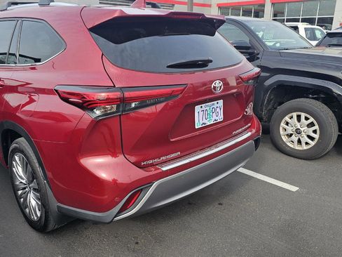 Used 2023 Toyota Highlander Platinum image 16