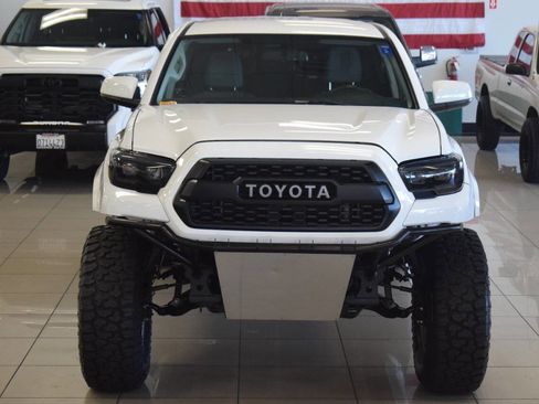 Used 2017 Toyota Tacoma SR5 image 9