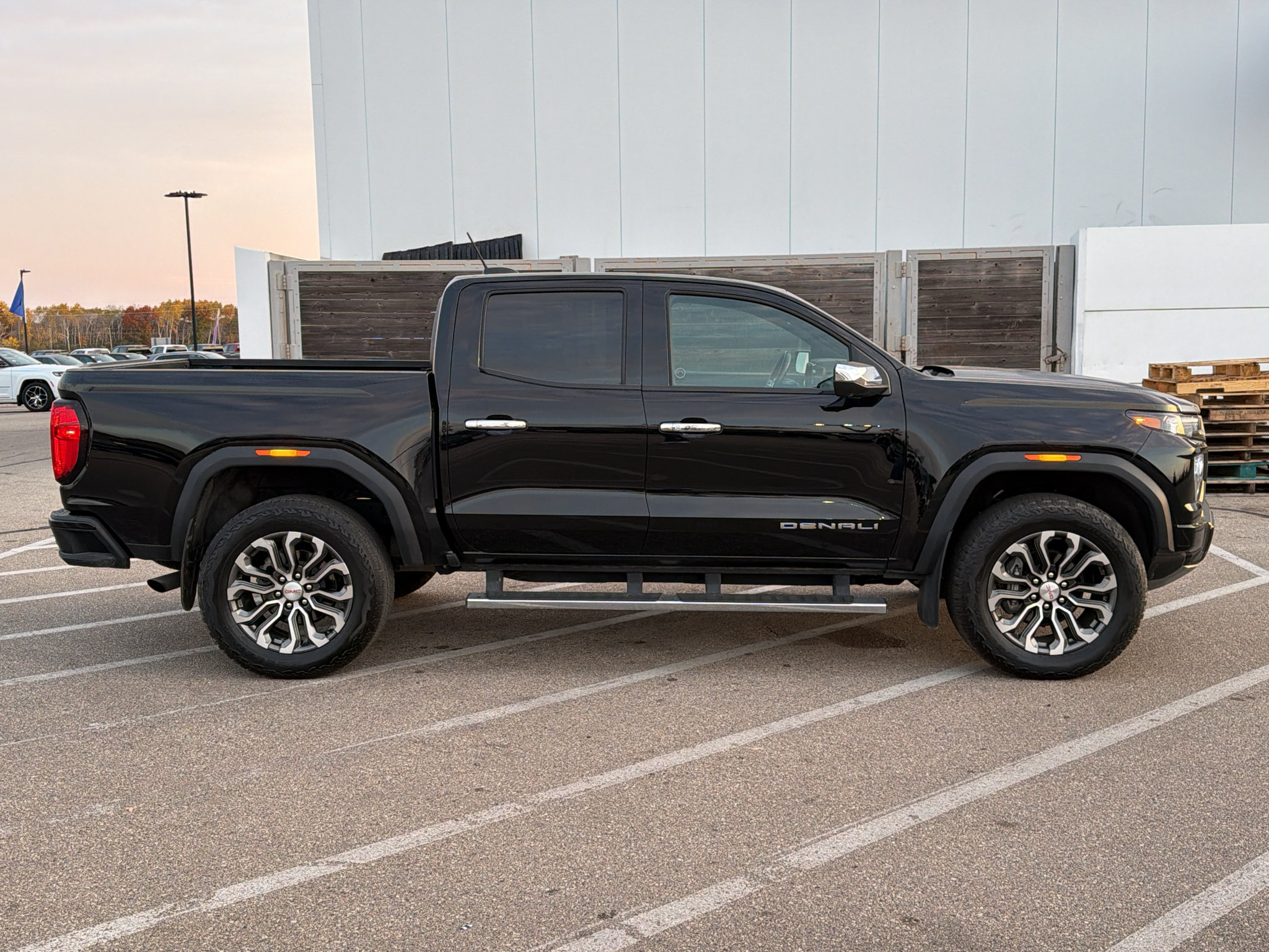 Used 2025 GMC Canyon Denali AWD/4WD image 7
