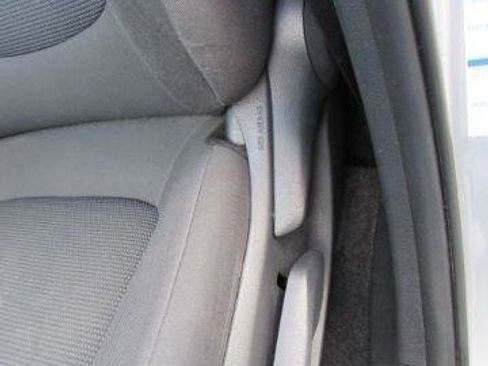 Used 2021 Toyota RAV4 LE AWD/4WD image 16