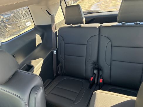 Used 2023 GMC Acadia SLT w/ LPO, Floor Liner Package image 19