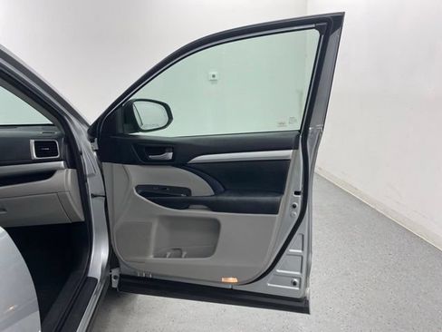 Used 2017 Toyota Highlander XLE AWD/4WD image 35