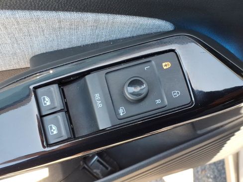 Used 2023 Volkswagen ID.4 Pro AWD/4WD image 18