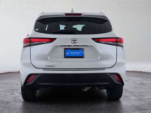 Used 2023 Toyota Highlander XLE FWD image 4