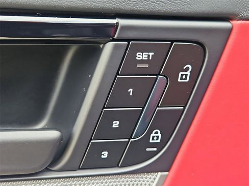 Used 2025 Porsche Cayenne image 23