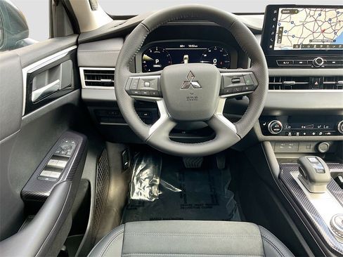 New 2025 Mitsubishi Outlander SE image 24