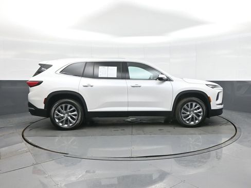 Used 2025 Buick Enclave Preferred w/ Power Package image 8