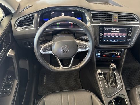 Used 2023 Volkswagen Tiguan SE w/ Panoramic Sunroof Package FWD image 15