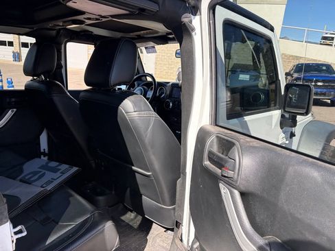 Used 2018 Jeep Wrangler Unlimited Rubicon w/ Connectivity Group AWD/4WD image 27