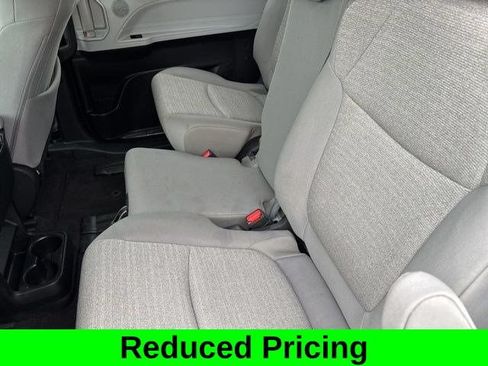 Used 2025 Toyota Sienna LE FWD image 28