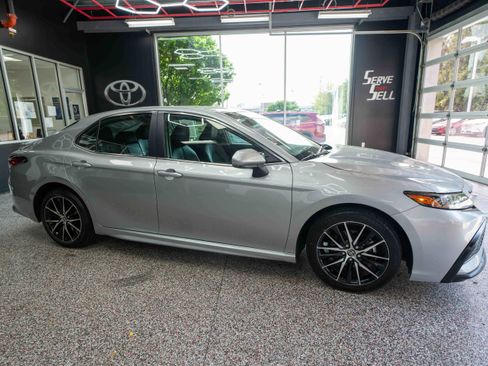 Used 2024 Toyota Camry SE FWD image 5