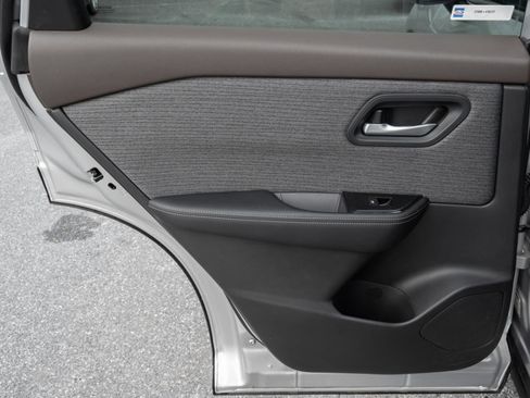 Used 2023 Nissan Rogue SV image 17