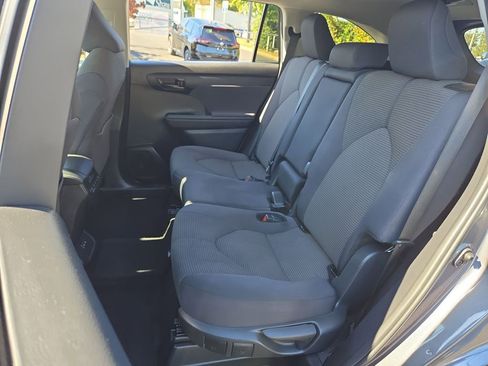 Used 2024 Toyota Highlander LE image 24