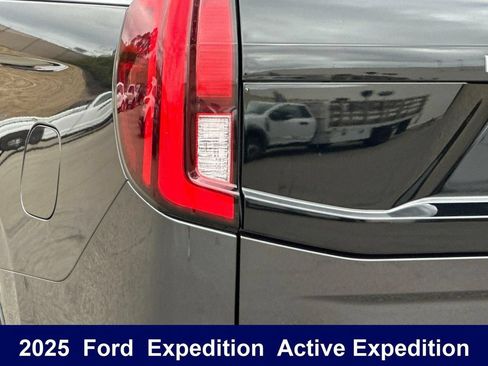 Used 2025 Ford Expedition Active AWD/4WD image 40