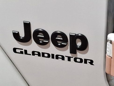 Used 2022 Jeep Gladiator Willys image 29