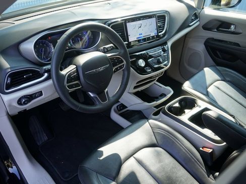 Used 2024 Chrysler Pacifica Touring-L image 10