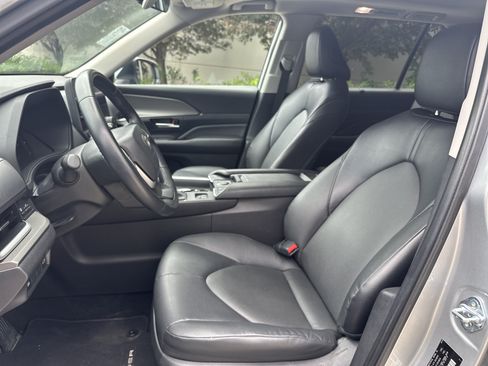 Used 2025 Toyota Grand Highlander AWD image 14