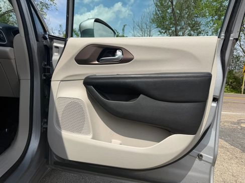 Used 2017 Chrysler Pacifica Touring-L image 28