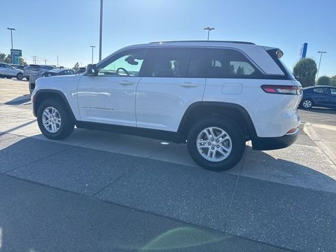 Used 2023 Jeep Grand Cherokee Laredo image 7