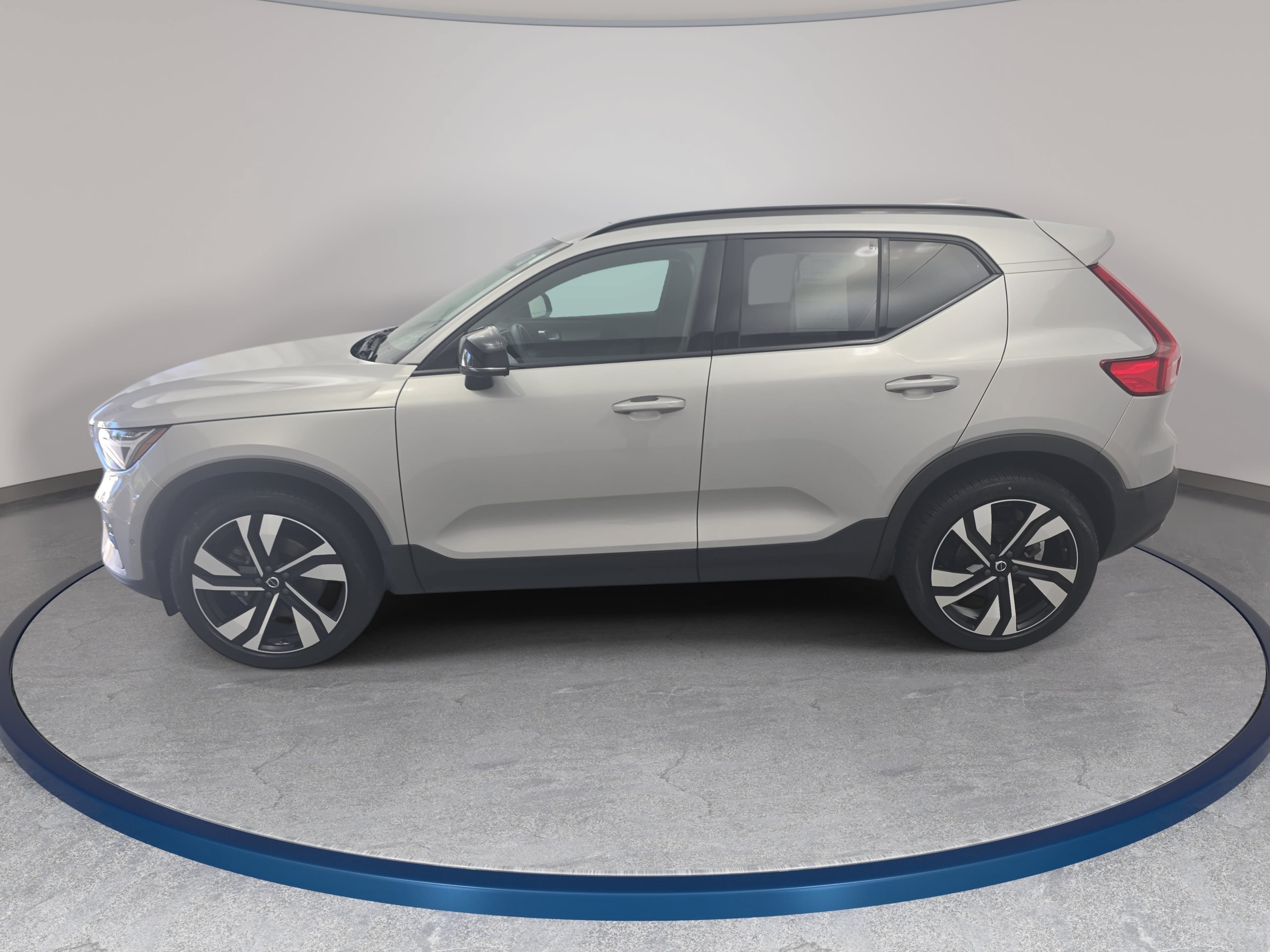 Used 2025 Volvo XC40 B5 Plus AWD/4WD image 8
