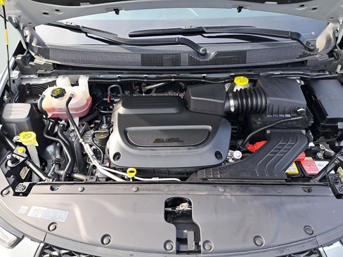 Used 2024 Chrysler Pacifica Limited FWD image 18