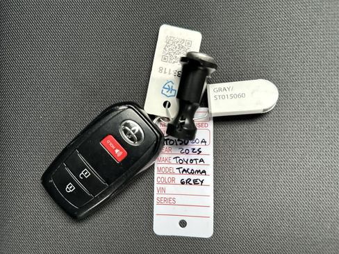 Used 2025 Toyota Tacoma SR AWD/4WD image 33