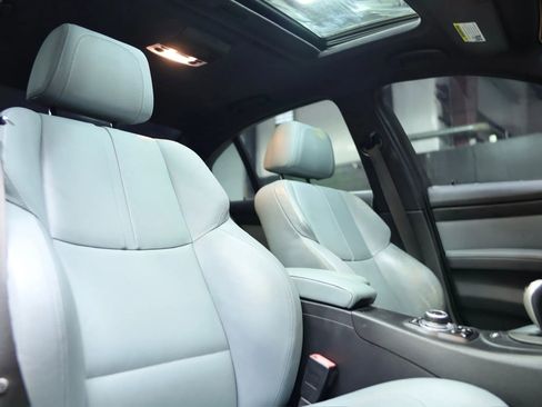 Used 2011 BMW M3 Sedan image 25