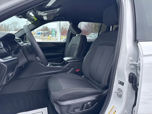 Certified 2025 Jeep Grand Cherokee Laredo w/ Luxury Tech Group I image 10