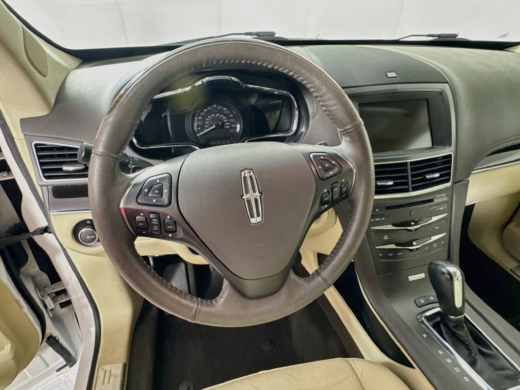 Used 2019 Lincoln MKT AWD image 12