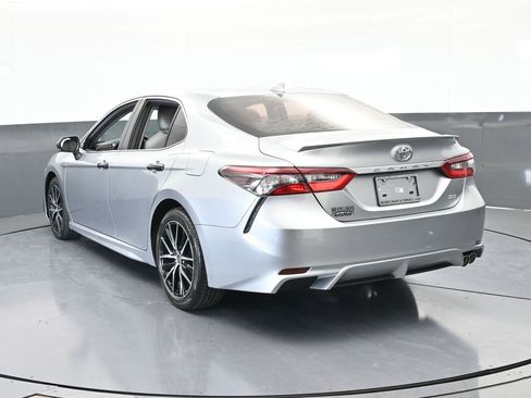 Used 2022 Toyota Camry SE image 4