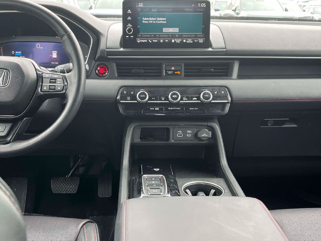 Used 2025 Honda Pilot Black Edition image 3