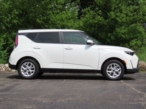 Certified 2025 Kia Soul LX w/ LX Technology Package FWD image 2