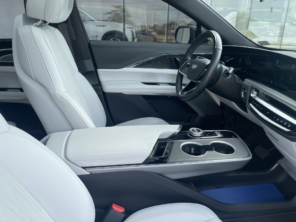 Certified 2024 Cadillac Lyriq Sport AWD/4WD image 32