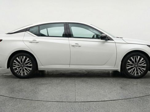 Used 2025 Nissan Altima 2.5 SV FWD image 11