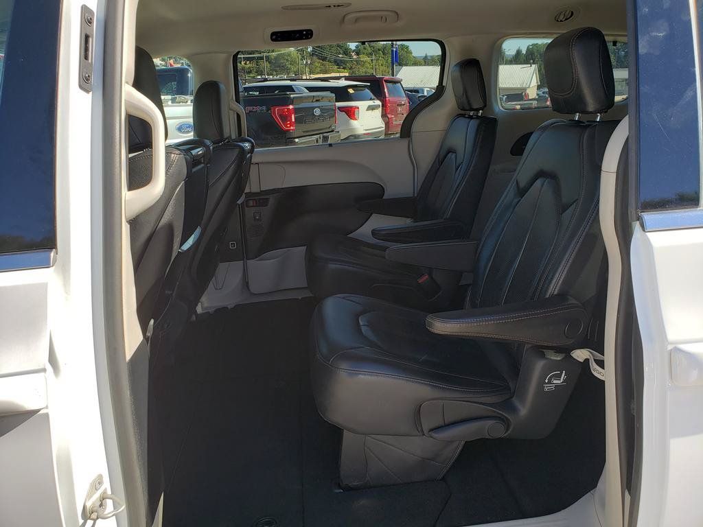 Used 2020 Chrysler Pacifica Touring-L Plus FWD image 12