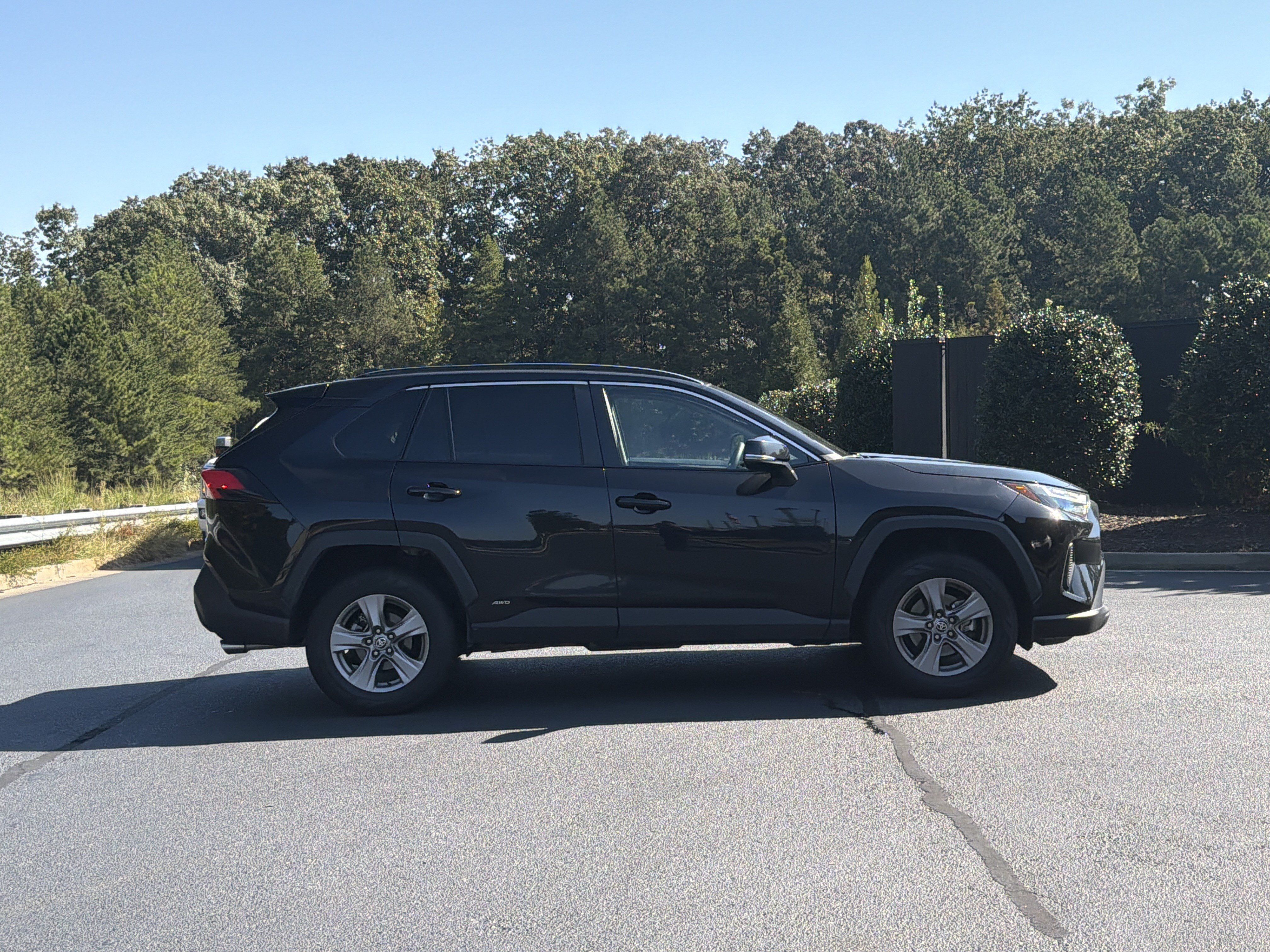 Used 2024 Toyota RAV4 LE AWD/4WD image 5