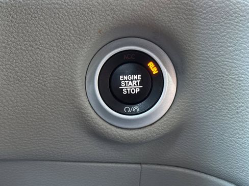 Used 2021 Chrysler Pacifica Touring image 22